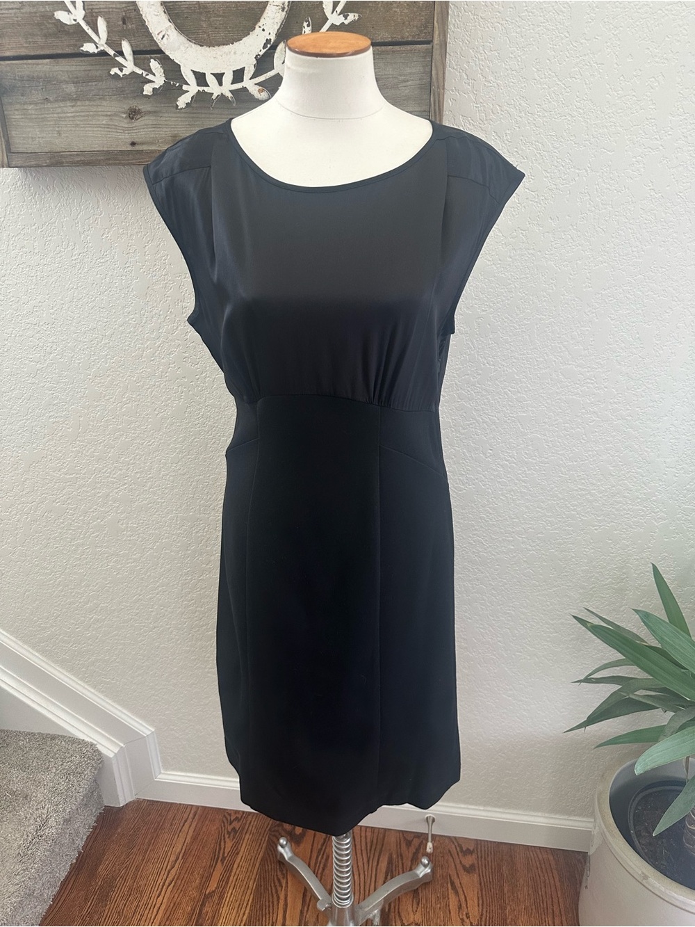 Theory Inna Classic Black Cap-Sleeve Sheath Satin‎ Bodice Dress size 10 NWT